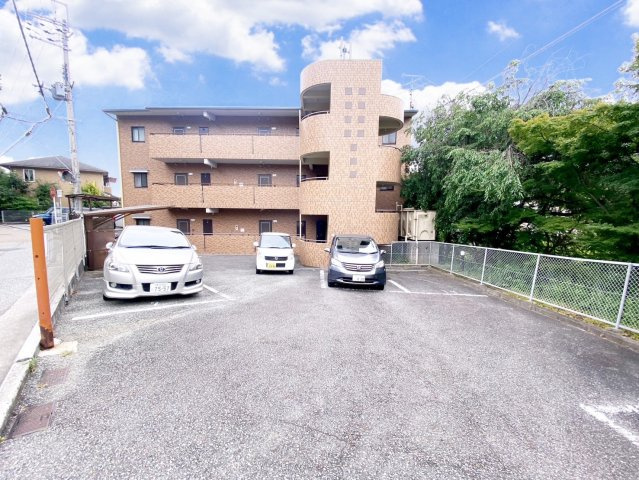 ジャルダン美樹の駐車場