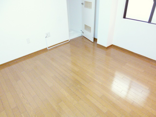 ＭＫビルの洋室|ピカピカなフローリング☆