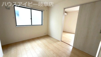 【洋室】 | 岐阜市西中島コンパクトサイズの新築戸建全6棟！網戸・エアコン・カーテンレール・テレビアンテナ標準完備 | 岐阜市西中島コンパクトサイズの新築戸建全6棟！網戸・エアコン・カーテンレール・テレビアンテナ標準完備