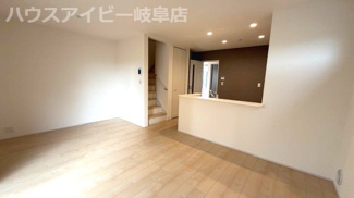【居間・リビング】 | 岐阜市西中島コンパクトサイズの新築戸建全6棟！網戸・エアコン・カーテンレール・テレビアンテナ標準完備 | 岐阜市西中島コンパクトサイズの新築戸建全6棟！網戸・エアコン・カーテンレール・テレビアンテナ標準完備