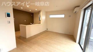 【居間・リビング】 | 岐阜市西中島コンパクトサイズの新築戸建全6棟！網戸・エアコン・カーテンレール・テレビアンテナ標準完備 | 岐阜市西中島コンパクトサイズの新築戸建全6棟！網戸・エアコン・カーテンレール・テレビアンテナ標準完備