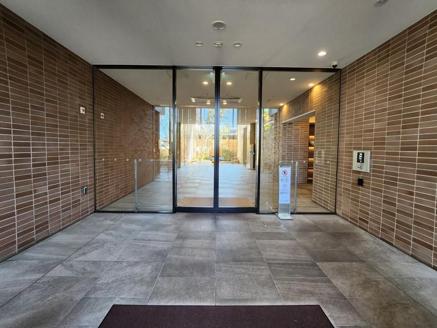 三鷹市下連雀５丁目の中古マンションのエントランス