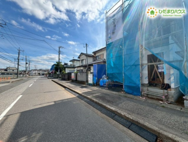 熊谷市柿沼　新築一戸建て　いろどりアイタウン　01の前面道路含む現地写真