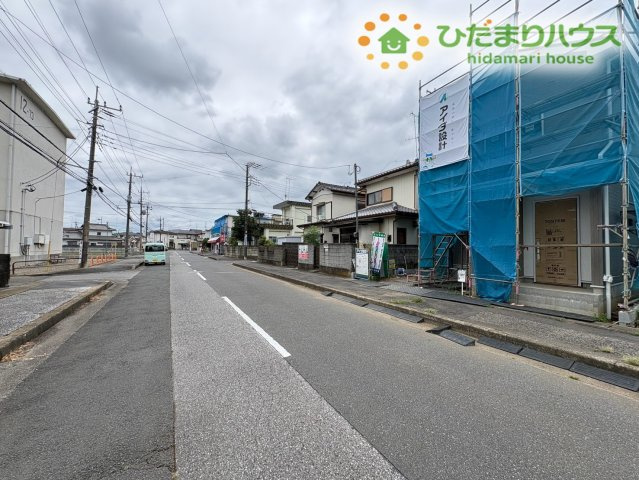 熊谷市柿沼　新築一戸建て　いろどりアイタウン　01の前面道路含む現地写真