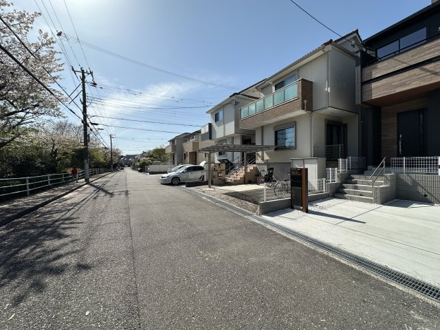 神戸市垂水区南多聞台８丁目新築戸建１号棟の前面道路含む現地写真