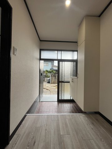 中古戸建・中古住宅　福島市町庭坂1期　庭坂小学校・吾妻中学校の玄関|ガラス戸なので明るい玄関！