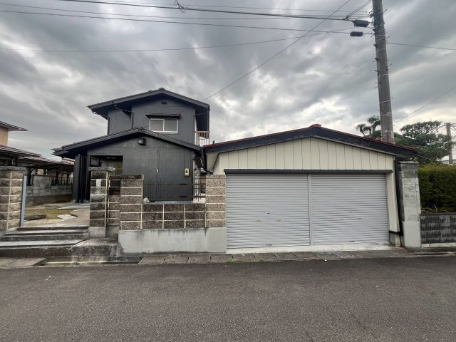 中古戸建・中古住宅　福島市町庭坂1期　庭坂小学校・吾妻中学校の駐車場|シャッター付き車庫！2台分！