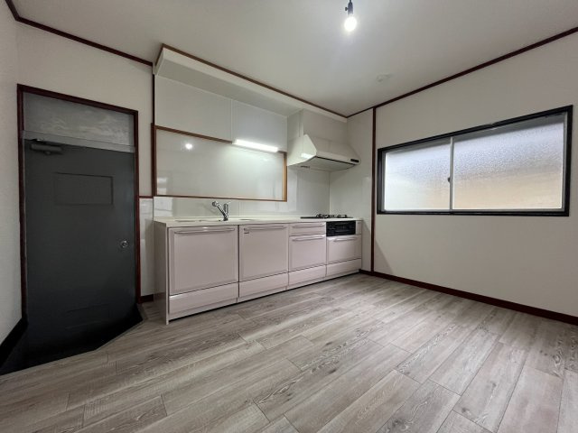中古戸建・中古住宅　福島市町庭坂1期　庭坂小学校・吾妻中学校のキッチン|ダイニングキッチンには勝手口がついているのでゴミ出しに便利です。