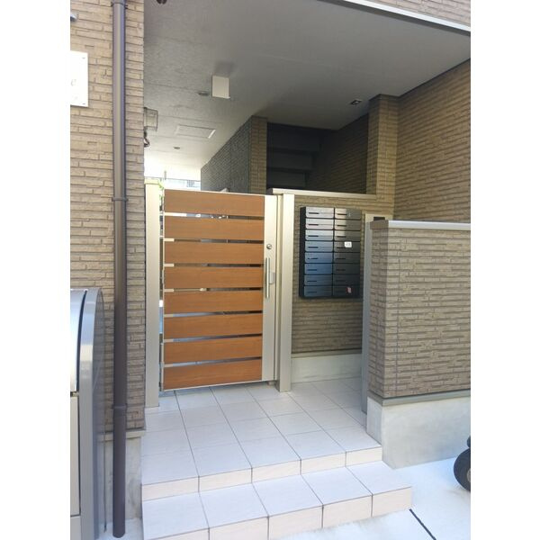 F+style藤井寺岡1号館のエントランス