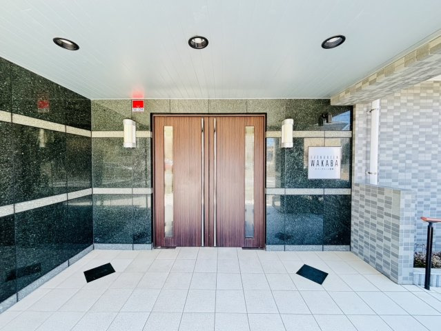月々7万円台～　中古マンション　エバーグリーン若葉のエントランス|共用部　エントランスホール、ドア（2026年4月）撮影