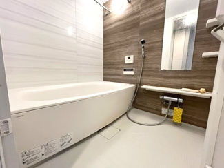 【浴室】 | デュオヒルズ木更津　中古マンション　木更津駅 | 浴室暖房乾燥機付きです。入浴前に浴室をあたためておけば、冬場のヒートショックを防ぐことができます。梅雨時の洗濯物の乾燥にも便利です。