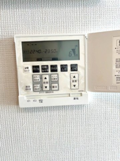 【トイレ】 | デュオヒルズ木更津　中古マンション　木更津駅 | 掃除道具やトイレットペーパーの在庫などをスッキリ収納できるキャビネット完備。
