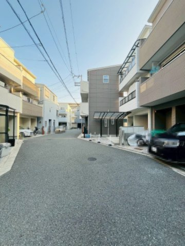 鶴見区諸口６丁目中古戸建の前面道路含む現地写真|2階にはLDKと洗面・浴室・トイレが揃い、生活の全てが完結！
お洗濯物を干すときも、バルコニーまで一直線です。
3階のお部屋はすべて6帖でバランスの良い間取り。