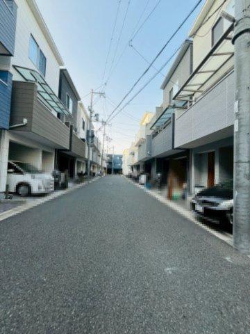 鶴見区諸口６丁目中古戸建の前面道路含む現地写真|駅やスーパーまでは少しだけ歩きますが、閑静な住環境が魅力です。
