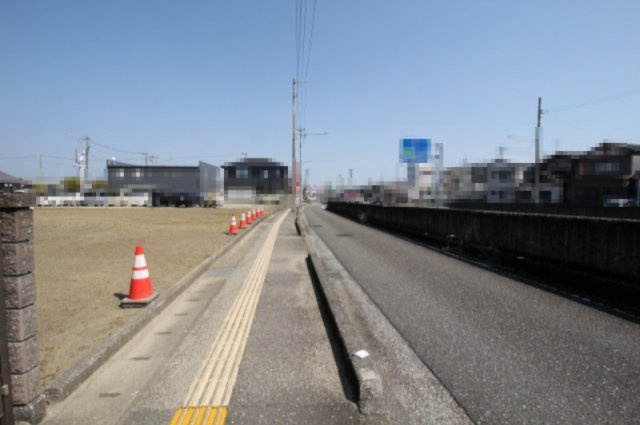高そね　G号地　建築条件付　売土地　【全8区画】の前面道路含む現地写真|南側　幅：6.0ｍ　接面：10.0ｍ