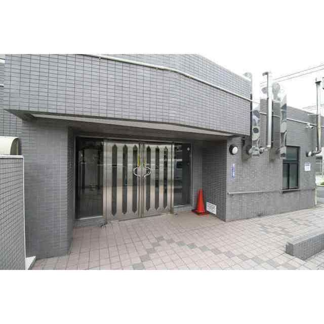 ファミール庚申のエントランス