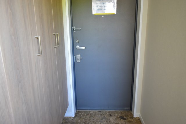 立川市高松町３丁目の中古マンションの玄関
