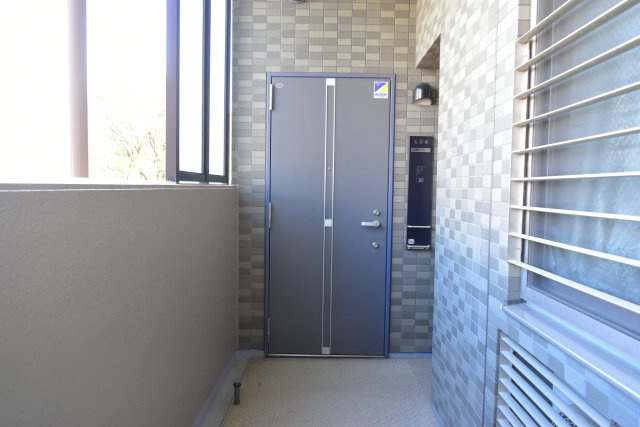 立川市高松町３丁目の中古マンションの玄関