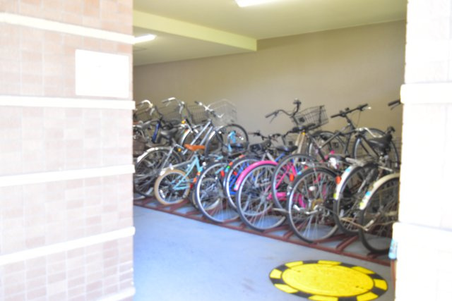 立川市高松町３丁目の中古マンションの駐輪場