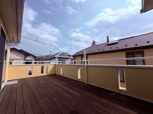 【バルコニー】 | 板橋区舟渡２丁目　中古戸建て | 広々としたバルコニーで、洗濯やくつろぎ時間も快適に楽しめます