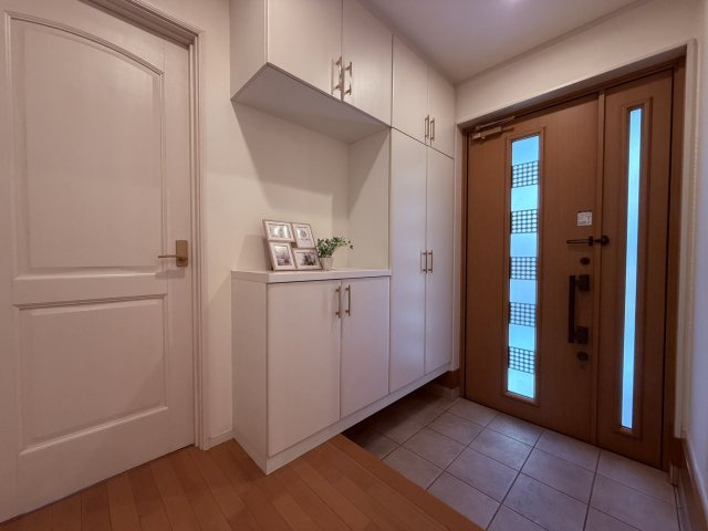 【玄関】 | 板橋区舟渡２丁目　中古戸建て | すっきりとした玄関空間で、気持ちよくお客様を迎えられます