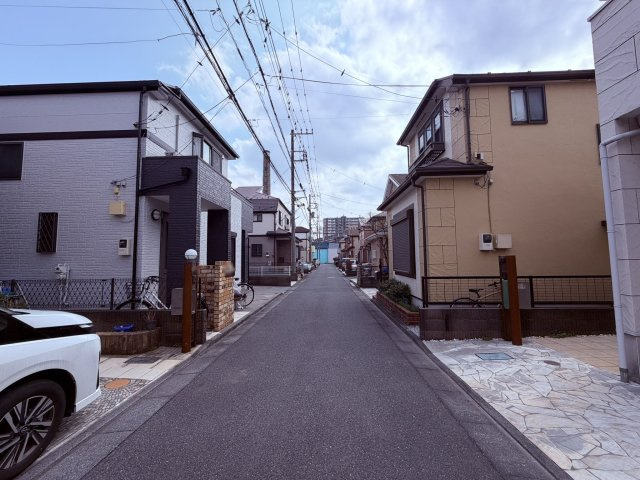 【前面道路含む現地写真】 | 板橋区舟渡２丁目　中古戸建て | 見通しの良いエリアで、お車も運転しやすく安心です