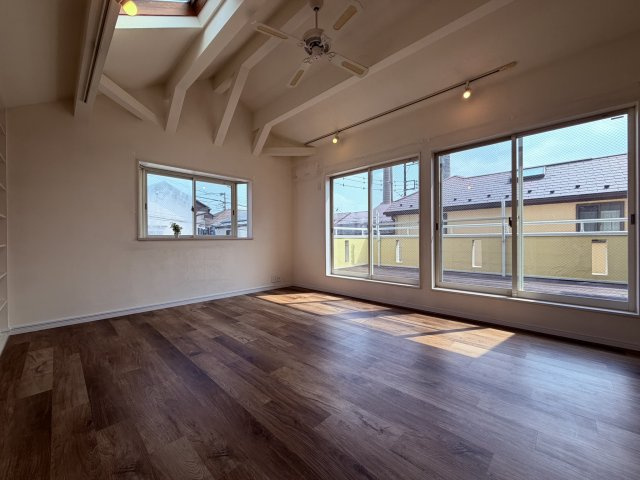 【居間・リビング】 | 板橋区舟渡２丁目　中古戸建て | 広々とした空間で、家族が自然と集まる心地よいLDKです