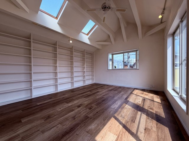 【居間・リビング】 | 板橋区舟渡２丁目　中古戸建て | 明るい陽差しが差し込む、開放感あふれる快適なLDK空間です