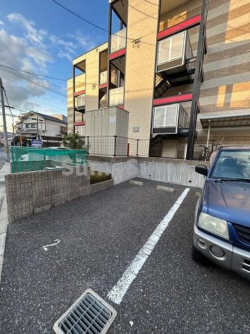 レオパレスカサグランデの駐車場|駐車場があるので、車を買う予定の方も安心です