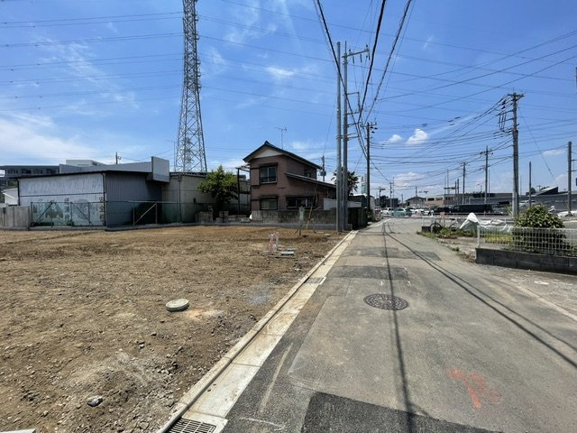 【土地】川越市小室建築条件無し売地 全１５区画の前面道路含む現地写真