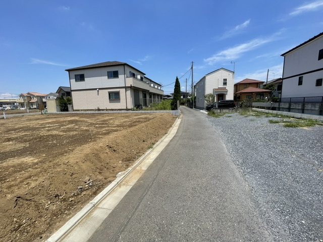 【土地】川越市小室建築条件無し売地 全１５区画の前面道路含む現地写真