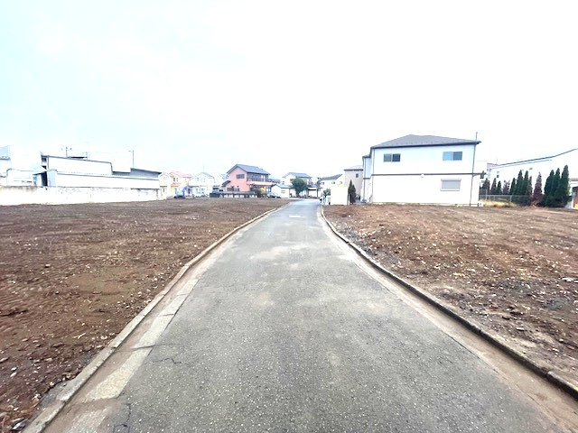 【土地】川越市小室建築条件無し売地 全１５区画の前面道路含む現地写真