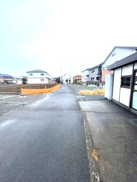 【土地】川越市小室建築条件無し売地 全１５区画の前面道路含む現地写真