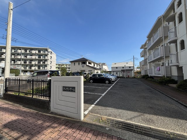 クレサンテームの駐車場