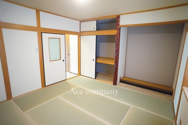 【寝室】 | 八尾市本町7丁目 | 【2階：ゆったり和室8帖】押し入れ完備です♪