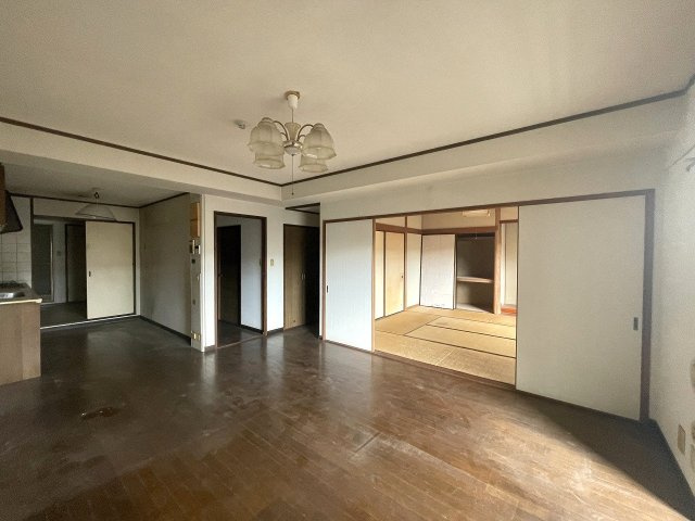 パブリコーポ高陽の居間・リビング|陽光が差込むリビングです。