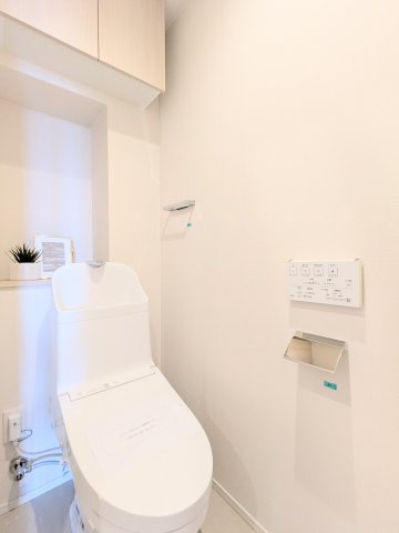 マークス亀戸のトイレ|～吊戸棚付きのトイレ写真～