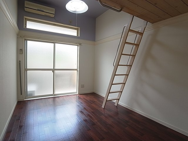 中央緑町ハイツの居間・リビング|室内改装済みで非常に綺麗です