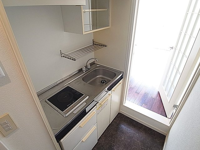 中央緑町ハイツのキッチン|ガスコンロ設置可能の広々したガスキッチン
