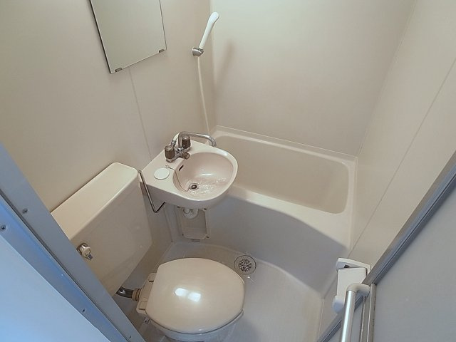 中央緑町ハイツの浴室|掃除が楽な一体型のお風呂