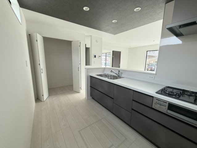 中区円山2期のキッチン|パントリー付きキッチンで収納力抜群です