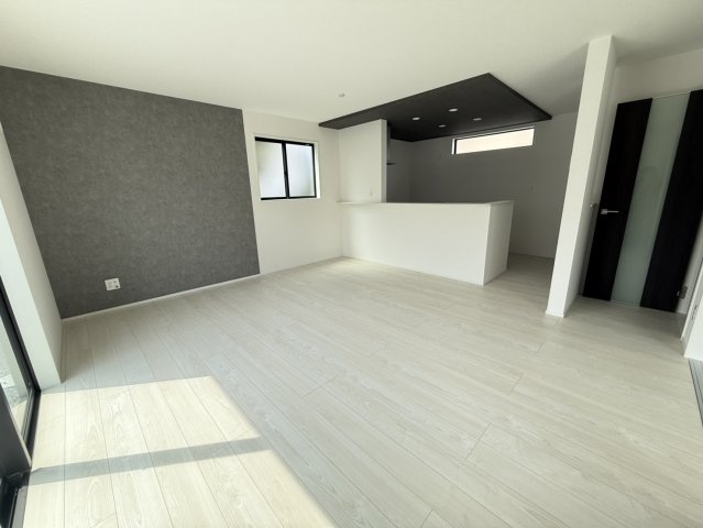 中区円山2期のその他|アクセントクロスがお洒落なリビング