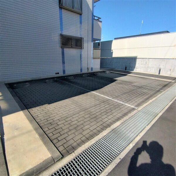 フローレス八番館の駐車場