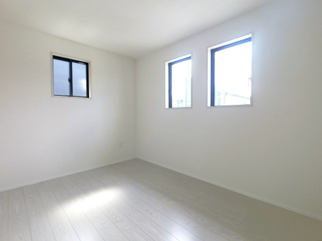 三養基郡みやき町大字白壁3期　8号棟の洋室|2F洋室②　2面から差し込む光は部屋を明るく照らします