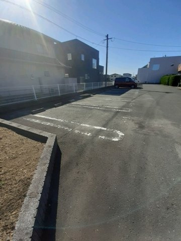 ルミエール参番館の駐車場
