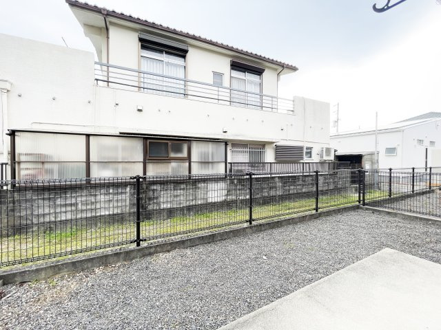 徳島市八万町夷山のアパートの庭