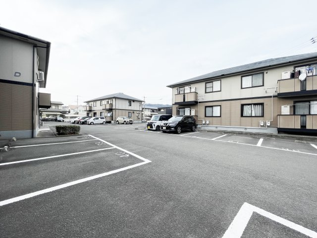 徳島市八万町夷山のアパートの駐車場