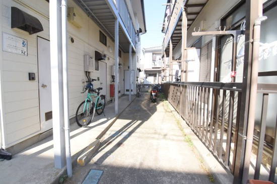 ハイツシバタ2号棟のエントランス