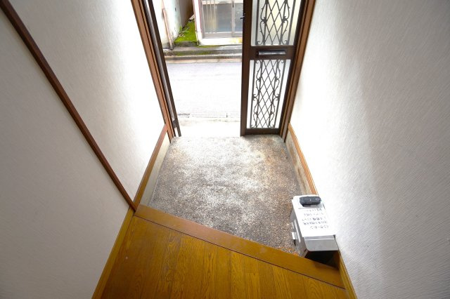 有楽町貸家の玄関