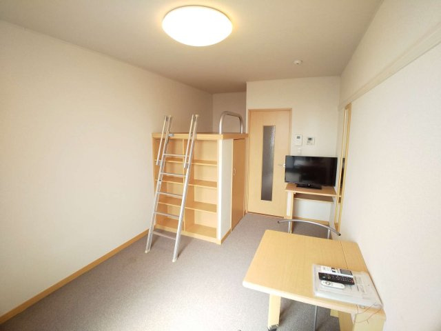 レオパレスアルミックⅢの寝室|使いやすく機能的なお部屋